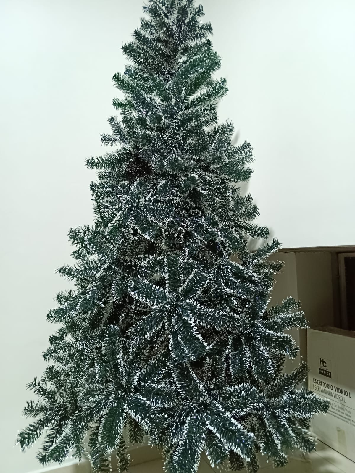 Árbol de Navidad nevado de 210cm con base metálica
